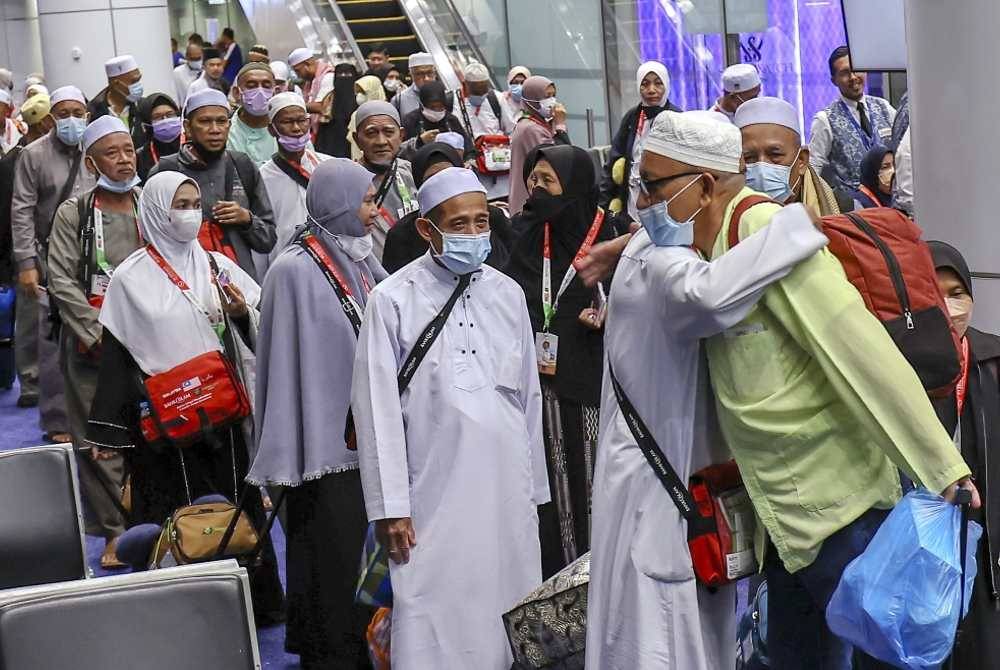 Kumpulan pertama jemaah haji Malaysia seramai 280 orang, selamat tiba di KLIA kira-kira jam 9.30 malam Isnin. Foto Bernama