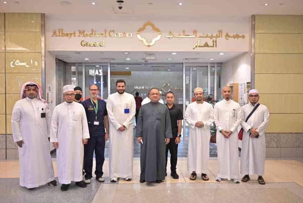 Tuanku Syed Faizuddin Putra (lima dari kanan) mencemar duli melawat AMC di Menara Jam Wakaf Khadimul Haramain, Makkah.