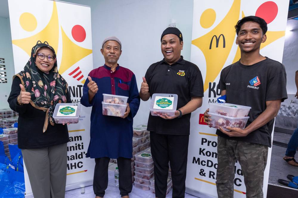 Pengarah Komunikasi Korporat McDonald’s Malaysia, Puan Shamsidar Yahya (kiri) menyerahkan daging korban kepada komuniti Kampung Pasir Baru sempena Aidiladha di Madrasah Al-Syukriah Pantai Dalam, Kuala Lumpur.