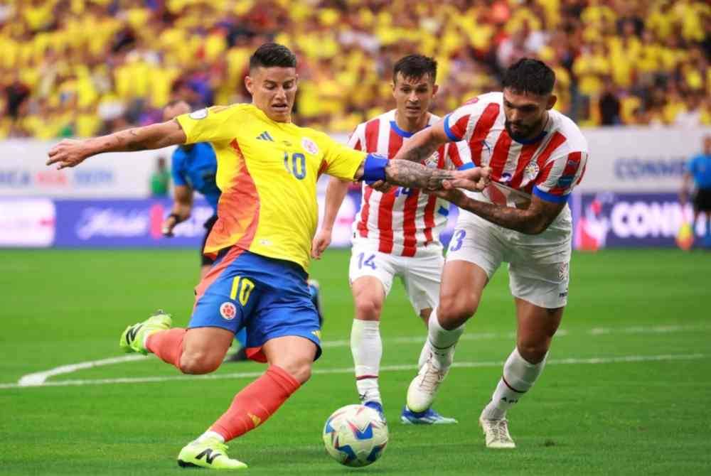 Rodriguez (kiri) melakukan dua bantuan gol ketika membantu Colombia menewaskan Paraguay 2-1 di Houstan pada Selasa. Foto AFP