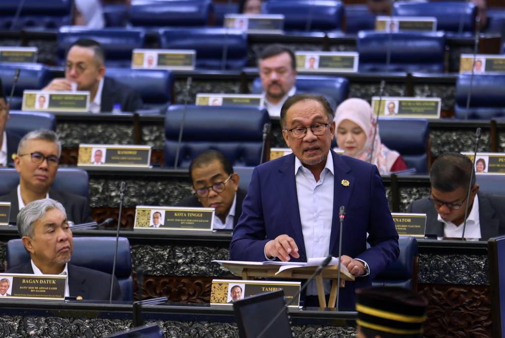 Anwar ketika Waktu Pertanyaan-Pertanyaan Menteri pada persidangan Dewan Rakyat pada Selasa. Foto Bernama