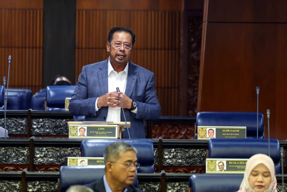 Abdul Rahman ketika sesi soal jawab Waktu Pertanyaan-Pertanyaan Menteri pada Persidangan Dewan Rakyat sempena Mesyuarat ke Dua Penggal Ke Tiga Parlimen ke 15 di Bangunan Parlimen pada Selasa. Foto Bernama