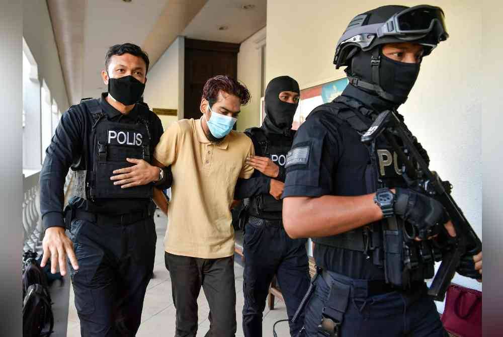 Muhammad Muzzammil (dua dari kiri) dihadapkan ke Mahkamah Sesyen hari ini atas tiga pertuduhan berkaitan kumpulan Daesh. Foto Bernama