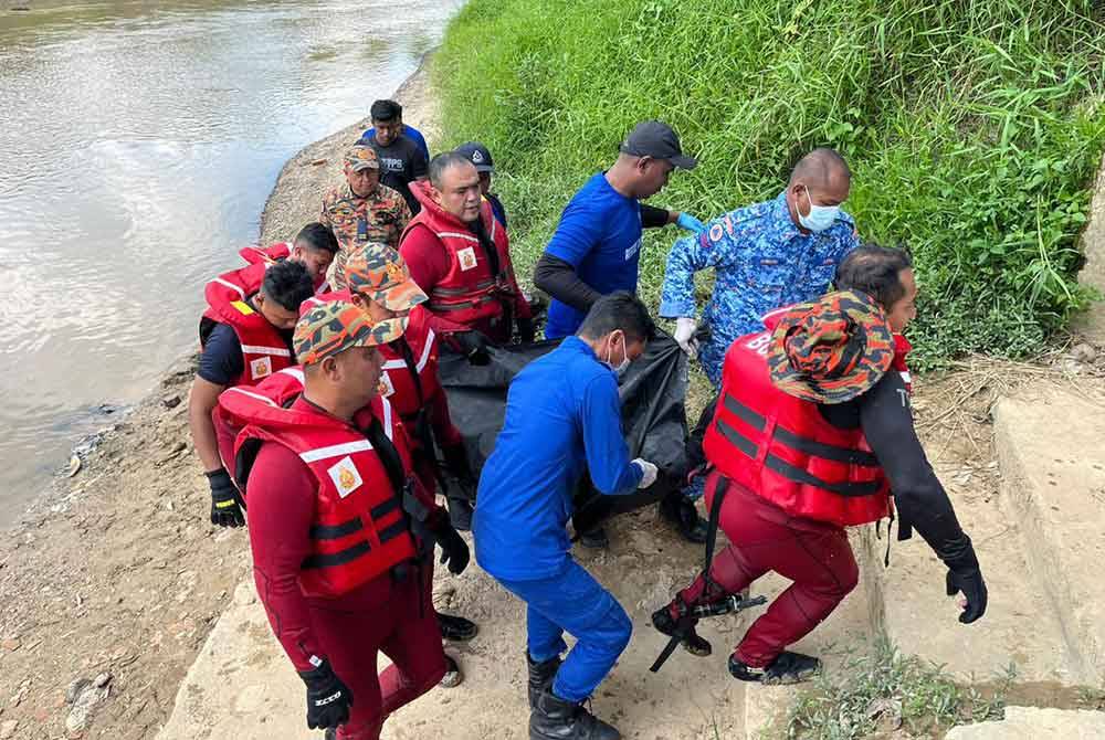 Anggota pasukan penyelamat membantu mengangkat mayat mangsa sebelum dihantar ke HoSHAH untuk proses bedah siasat.