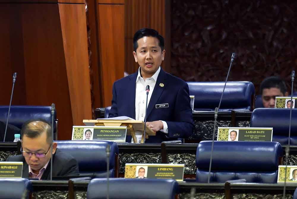 Arthur Joseph ketika sesi soal jawab Waktu Pertanyaan-Pertanyaan Menteri pada Persidangan Dewan Rakyat sempena Mesyuarat ke Dua Penggal Ke Tiga Parlimen ke 15 di Bangunan Parlimen pada Selasa. Foto Bernama