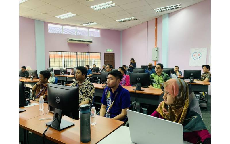 Program Collective Impact oleh Microsoft telah melengkapkan lebih 280,000 individu dengan kemahiran digital yang relevan dengan industri, memperkukuh kebolehpasaran mereka dan mendorong pemerkasaan individu. 