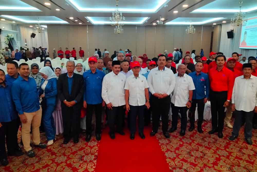 Borhan (tengah) bergambar bersama ahli PKMM selepas meramikan Majlis Mesyuarat Agung PKMM Selangor Kali-38