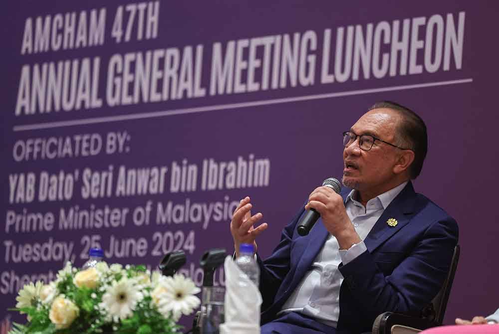 Anwar ketika berucap pada majlis makan tengah hari mesyuarat agung ke-47 Dewan Perniagaan Amerika Malaysia (Amcham) pada Selasa. Foto Bernama