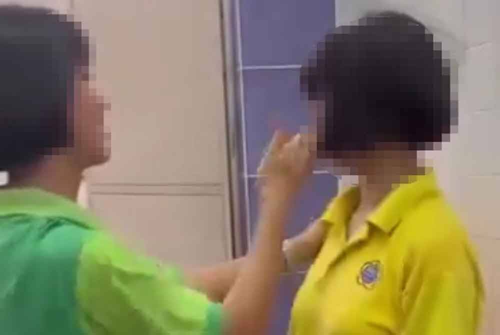 Tangkap layar video memaparkan seorang pelajar perempuan di sebuah sekolah menengah di daerah Kerian dibuli pelajar lain sebelum tular di media sosial.