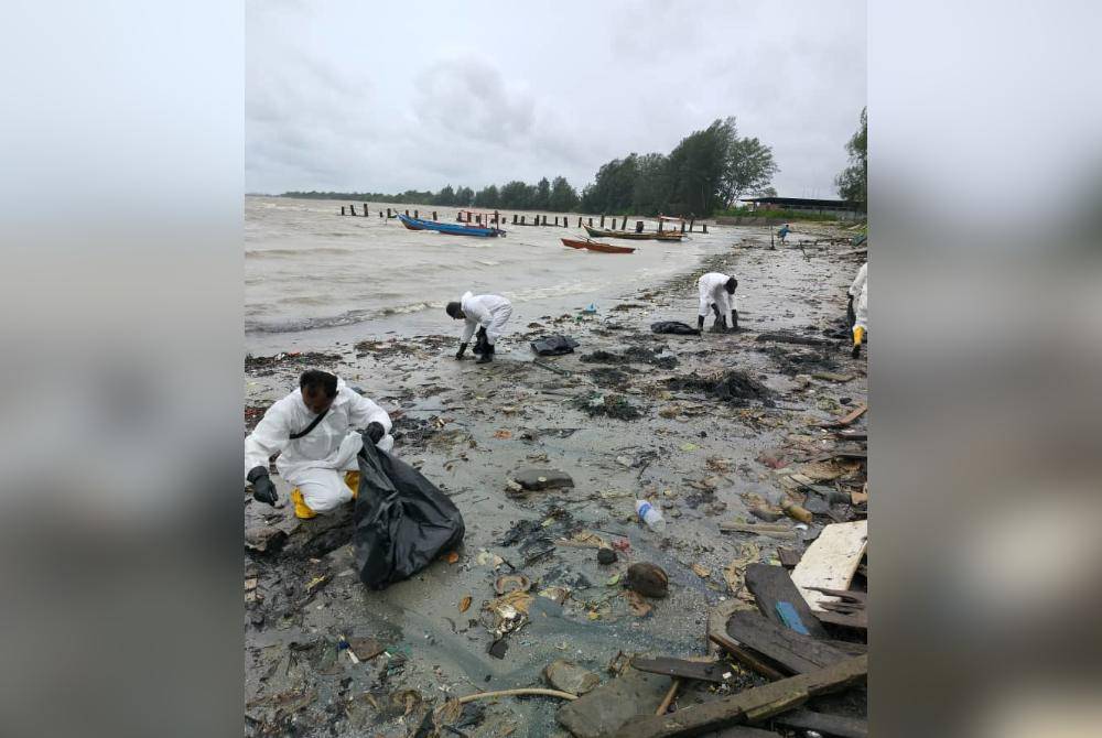 Kerja-kerja membersihkan kawasan antara pantai Sungai Rengit hingga Teluk Ramunia, Pengerang, Kota Tinggi yang terjejas dengan tumpahan minyak masih dilakukan.