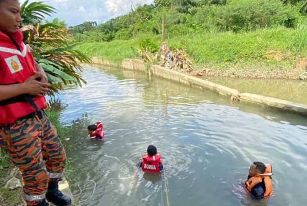 Seorang kanak-kanak lelaki berusia 10 tahun ditemukan lemas djpercayai selepas tergelincir ke dalam parit di Flat Desa Mutiara pada Selasa. - Foto JBPM