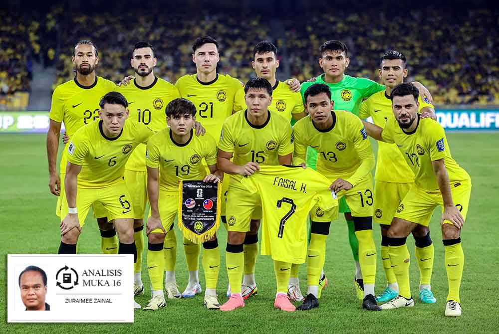 Pemain Harimau Malaya memegang jersi Faisal Halim. Foto Bernama