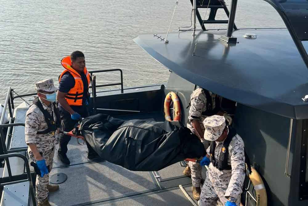 Mayat mangsa, Lee Pong Ling di bawa ke Jeti Jabatan Laut Muar. - Foto Maritim Malaysia