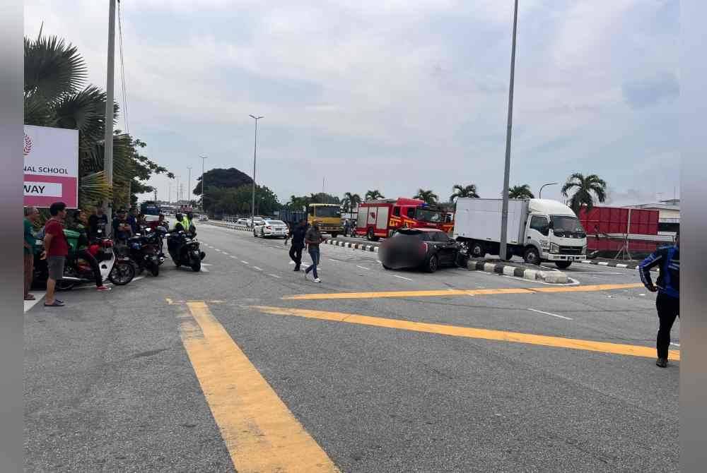 Kemalangan membabitkan dua kenderaan di Bakar Arang Sungai Petani. Foto PDRM