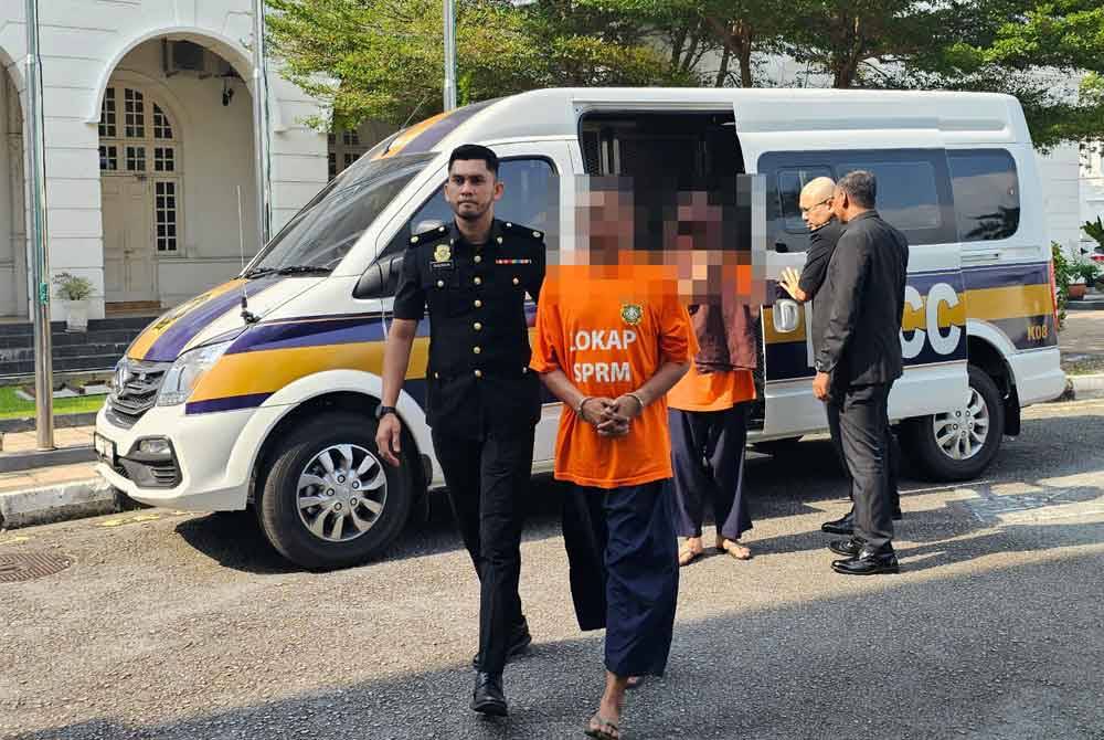 Dua penjawat awam tiba di Mahkamah Majistret Ipoh pada Rabu bagi mendapatkan perintah reman terhadap kes rasuah bernilai lebih RM700,000