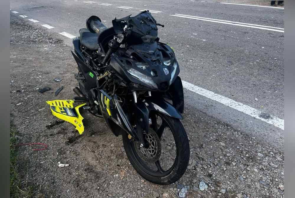 Keadaan motosikal yang ditunggang mangsa dalam kemalangan di KM 17.5, Jalan Benut - Simpang Renggam pada Selasa.