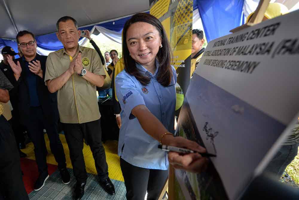 Menteri Belia dan Sukan Hannah Yeoh (kanan) menurunkan tandatangan pada Majlis Pecah Tanah Tapak Pembinaan Pusat Latihan Kebangsaan (NTC) di Presint 5 hari ini. Foto Bernama