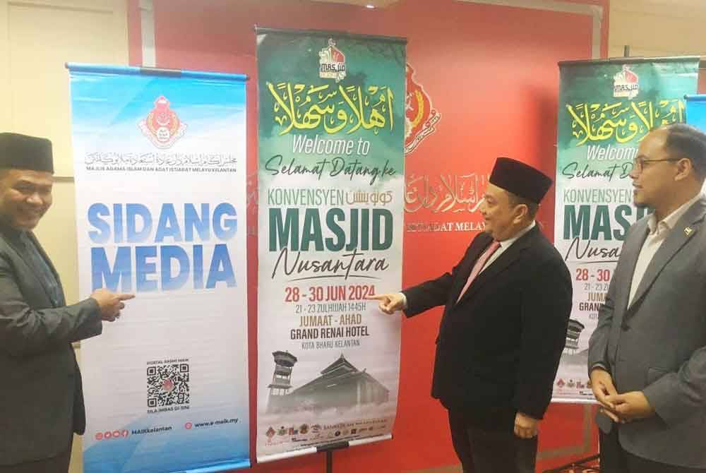 Hasnan (tengah) semasa sidang akhbar di MAIK pada Rabu.