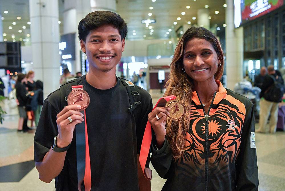 Jaguh pecut negara, Muhammad Azeem Fahmi (kiri), dan pelari 400 meter wanita, Shereen Samson Vallabouy (kanan), yang menamatkan saingan di Kejohanan Terbuka Kazakhstan di Almaty dengan satu pingat emas dan satu pingat gangsa. Foto Bernama