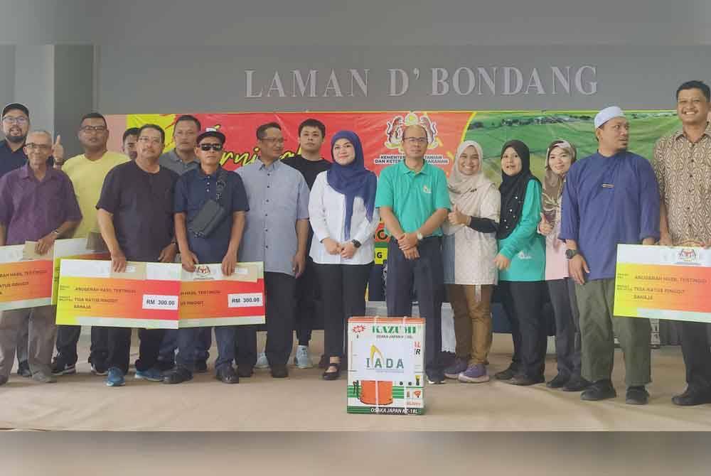 Rivoldiantoe (enam dari kanan) bergambar bersama tetamu yang hadir serta peswab yang menerima anugerah pada Karnival Padi IADA Barat Laut Selangor di Inap D&#039; Bondang, Peket 60 Sungai Besar, pada Rabu.