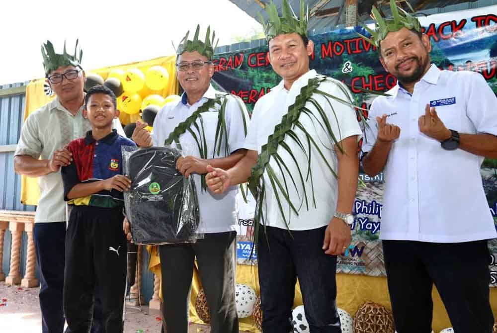 Dari kiri: Pengerusi Persatuan Orang Asli Perak, Datuk Suki Mee; Philip; Bob Manolan dan Pengurus Besar YBR, Syaiful Rizal Abdul Ghani bergambar ketika majlis penyerahan bantuan persekolahan di SK Pos Raya, Simpang Pulai, Perak.