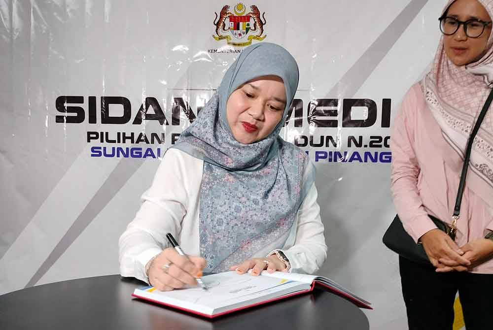 Fadhlina ketika meninjau Pusat Media sempena Pilihan Raya Kecil Dewan Undangan Negeri Sungai Bakap, Pulau Pinang.