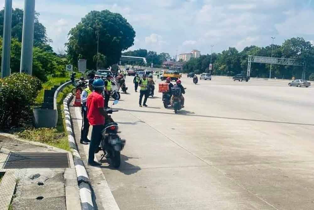 Antara penunggang motosikal yang diperiksa menerusi Ops Bersepadu JPJ Selangor bersama JSPT di Plaza Tol Sungai Ramal, Kajang pada Selasa.