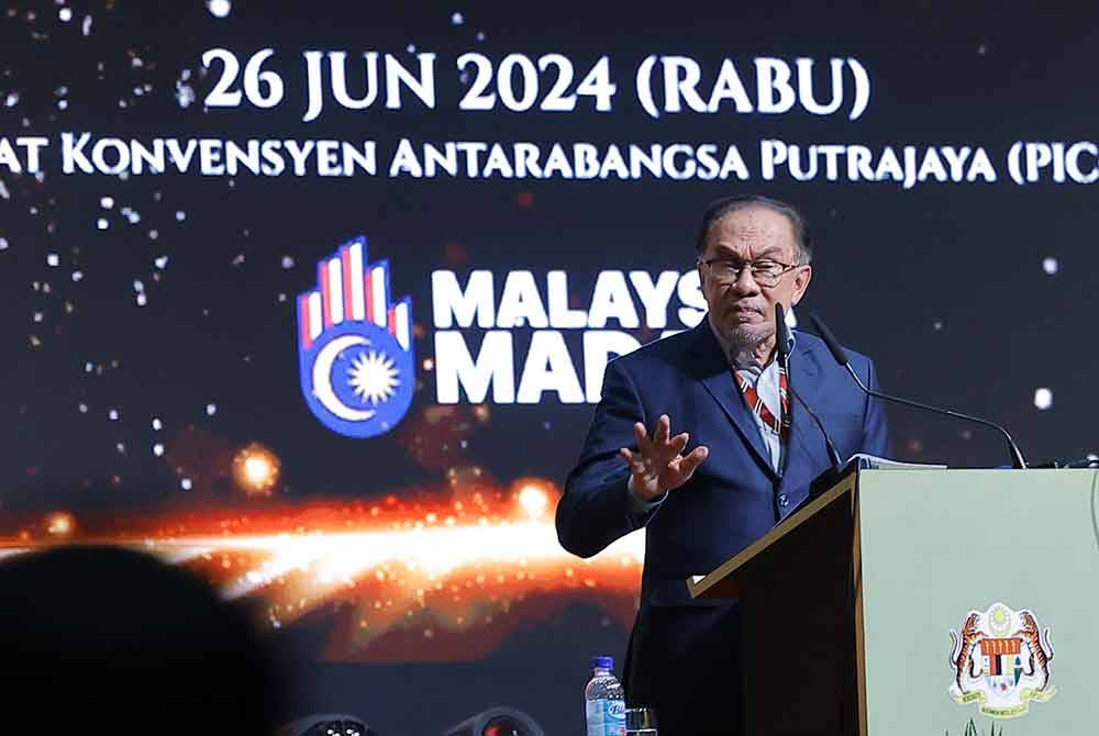 Perdana Menteri Datuk Seri Anwar Ibrahim berucap pada Majlis Apresiasi Tahun 2024 Jabatan Perdana Menteri di Pusat Konvensyen Antarabangsa Putrajaya (PICC) pada Rabu. Foto Bernama