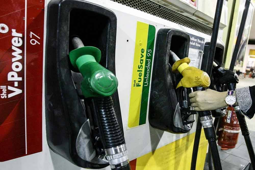 Harga runcit bagi petrol RON97 dan RON95 serta diesel kekal masing-masing pada paras RM3.47, RM2.05 dan RM3.35 seliter manakala harga runcit diesel di Sabah, Sarawak dan Labuan kekal pada paras RM2.15 seliter bagi tempoh 27 Jun hingga 3 Julai ini.