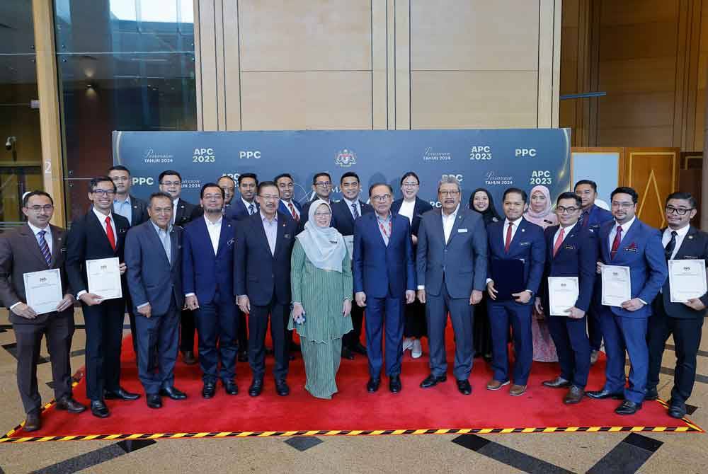 Perdana Menteri Datuk Seri Anwar Ibrahim bergambar bersama sebahagian penerima Anugerah Perkhidmatan Cemerlang semasa hadir Majlis Apresiasi Tahun 2024 Jabatan Perdana Menteri di Pusat Konvensyen Antarabangsa Putrajaya (PICC) pada Rabu. Foto Bernama