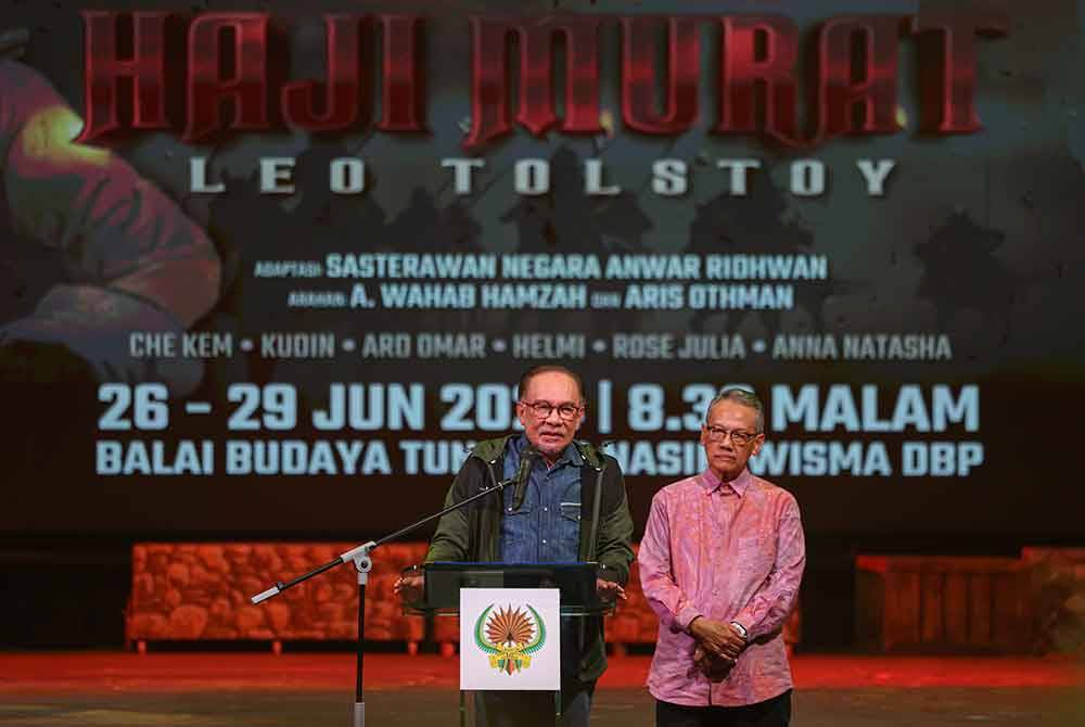 Perdana Menteri Datuk Seri Anwar Ibrahim berucap ketika menghadiri pementasan perdana teater ‘Haji Murat’ di Balai Budaya Tun Syed Nasir Wisma Dewan Bahasa dan Pustaka hari ini. Foto Bernama