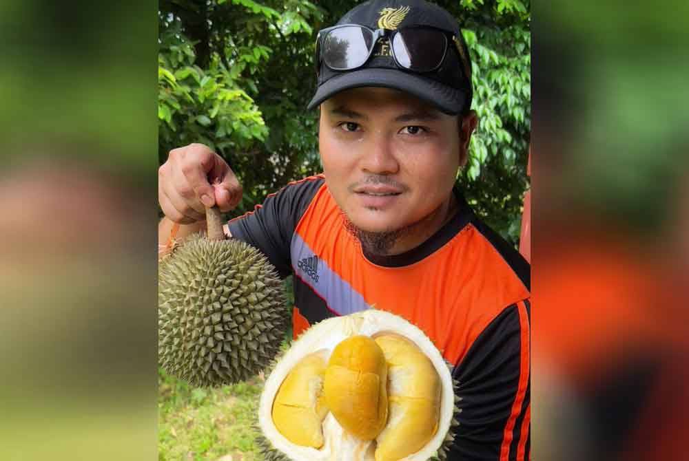 Ahmad Luqman Hakim menunjukkan buah duri hitam yang dijual olehnya.