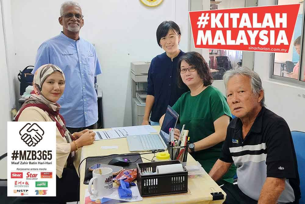 Dari kiri, Nur Datina, K Ravichandran, See Li Lian dan Helen mesra melayani setiap anggota masyarakat yang datang berurusan di Pusat Khidmat DUN Semambu di sini.