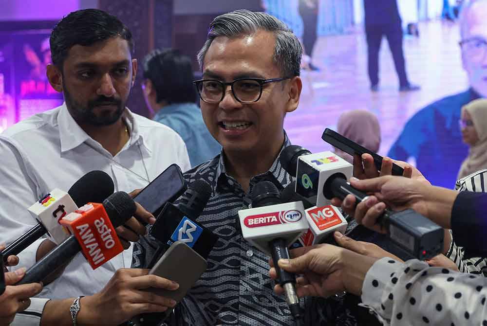 Menteri Komunikasi Fahmi Fadzil bercakap kepada pemberita selepas pementasan perdana teater ‘Haji Murat’ di Balai Budaya Tun Syed Nasir Wisma Dewan Bahasa dan Pustaka hari ini. Foto Bernama