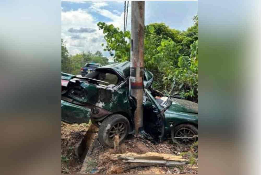 Keadaan kereta dipandu mangsa yang terbabas melanggar tiang elektrik di Kilometer 77 Jalan Kuantan-Segamat di sini pada Rabu.