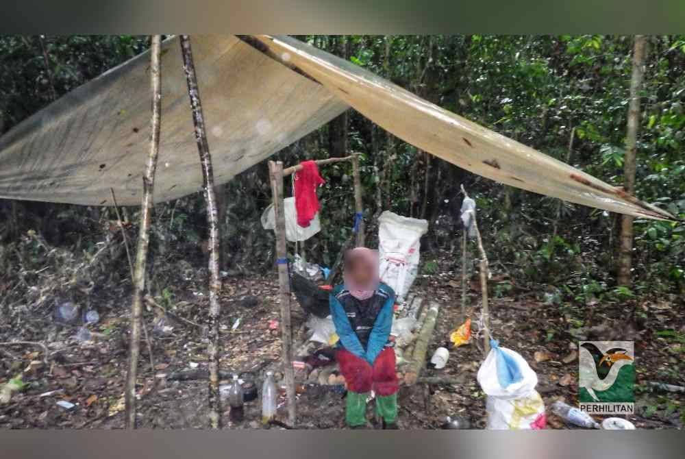 Tiga lelaki warga Kemboja ditahan dalam operasi membanteras pemburuan hidupan liar di Hutan Simpan Berkelah, Kuantan pada Selasa. Foto ihsan Perhilitan