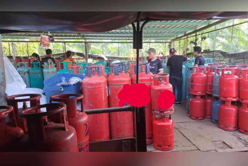 KPDN menyerbu sebuah stor yang dijadikan tempat pengumpulan dan pemindahan LPG secara tidak sah di Sungai Pelek, Sepang pada Rabu.