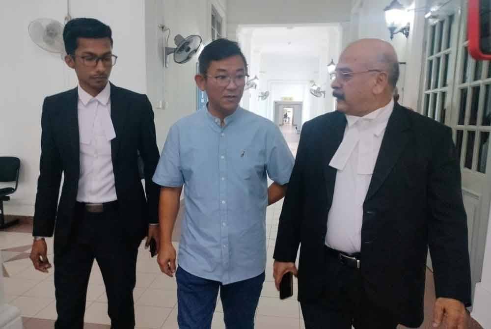 Pengarah P Tech Resources Sdn Bhd, Yap Yoke Liang (tengah) turut hadir mengikuti prosiding bersama peguam, Subramaniam Nair di Mahkamah Tinggi Johor Bahru pada Khamis.