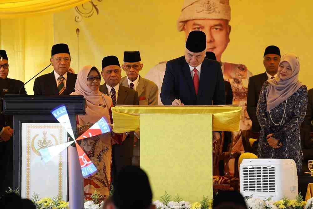 Sultan Nazrin berkenan menandatangani plak simbolik merasmikan SBPI Gopeng.