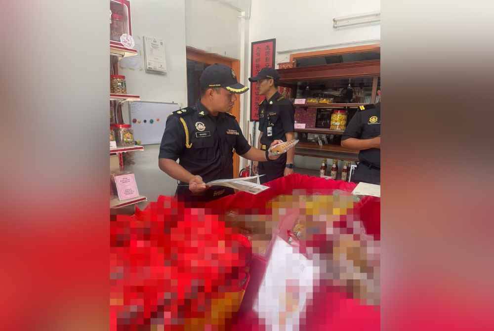 Pegawai KPDN Perak mengesan satu produk keluaran sebuah kilang di Teluk Intan yang didapati menggunakan logo halal tidak sah pada Rabu. Foto ihsan KPDN Perak