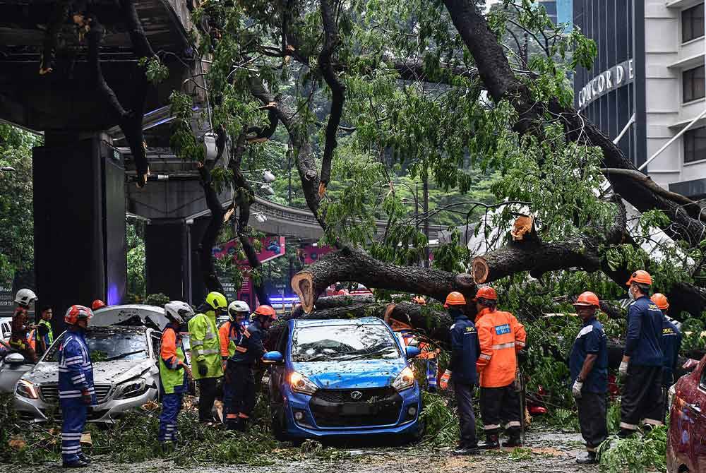 Kejadian pokok tumbang di Jalan Sultan Ismail, Kuala Lumpur pada 7 Mei lalu.