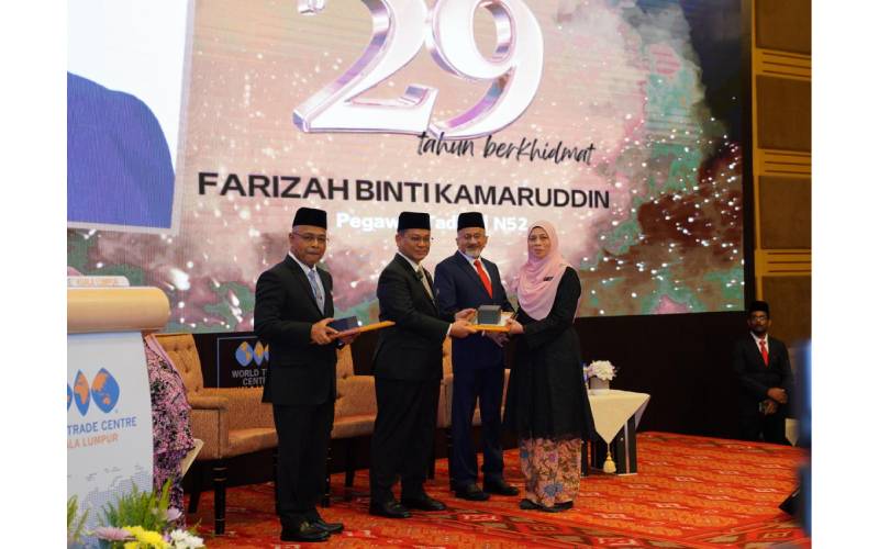 Menteri di Jabatan Perdana Menteri (Hal Ehwal Agama), Datuk Dr Mohd Na&#039;im Mokhtar (dua dari kiri) menyampaikan Anugerah Perkhidmatan Setia 25 Tahun kepada kakitangan MAIWP pada Majlis Anugerah Perkhidmatan Cemerlang (APC) Tahun 2023 Majlis Agama Islam Wilayah Persekutuan (MAIWP) di Pusat Dagangan Dunia Kuala Lumpur (WTCKL) pada Khamis.