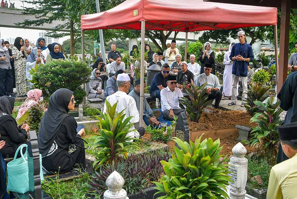 Jenazah Noor Farida selamat dikebumikan di Tanah Perkuburan Islam Jalan Ampang pada Khamis. Foto Bernama