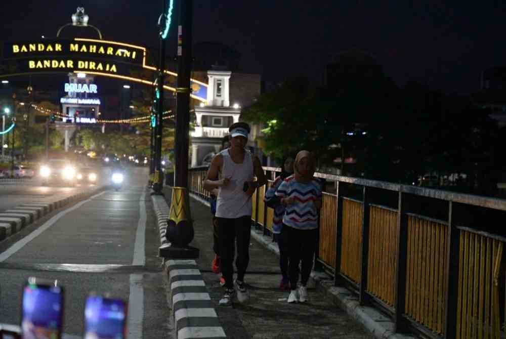 Syed Saddiq (kiri), memulakan larian &#039;Langkah Muar&#039; di Jambatan Muar, pada awal pagi Jumaat. Foto TeamSS