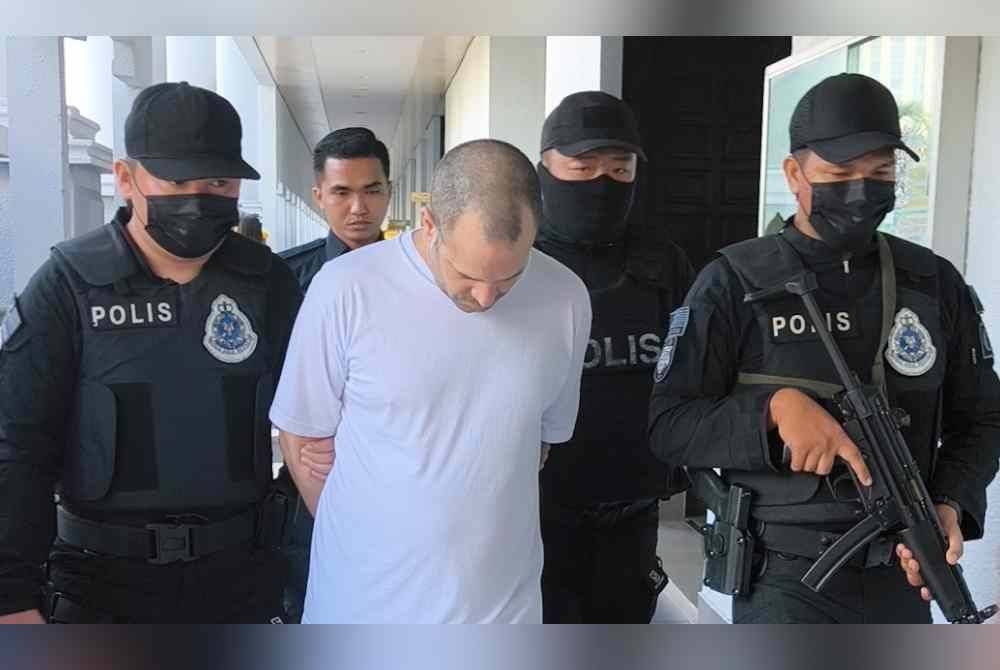 Avitan Shalom (tengah) dibawa ke Mahkamah Sesyen Kuala Lumpur pada Jumaat bagi prosiding sebutan dua kes memiliki 200 peluru dan memperdagangkan enam pistol, pada Mac lalu.