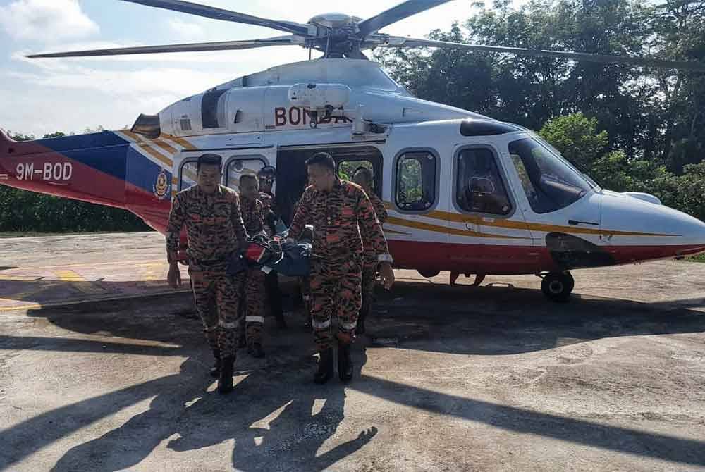 Mangsa dibawa menggunakan helikopter dari Pengkalan Udara Wilayah Utara pada Jumaat. Foto ihsan JBPM