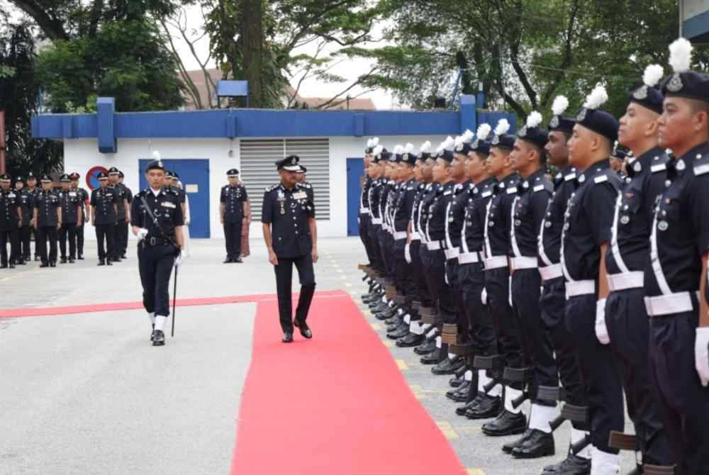 Razarudin memeriksa perbarisan ketika menghadiri perhimpunan bulanan Jabatan Logistik dan Teknologi di Ibu Pejabat Polis Bukit Aman pada Jumaat.