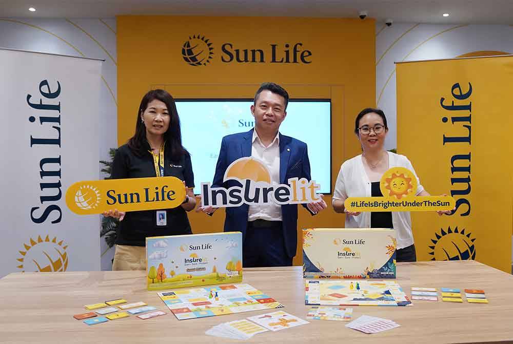 Ketua Pegawai Pemasaran Sun Life Malaysia, Tricia Loh (kiri), Ketua Pegawai Pengedaran dan Pemasaran Sun Life Malaysia, Alvis Wee (tengah) dan Ketua Pegawai Penjagaan dan Jurulatih Utama Kekayaan Kehidupan Kanak-Kanak, Adeline Ten (kanan) di Majlis Pelancaran Permainan Papan Celik Kewangan &#039;InsureLit: Earn, Save and Protect&#039; pada Jumaat.