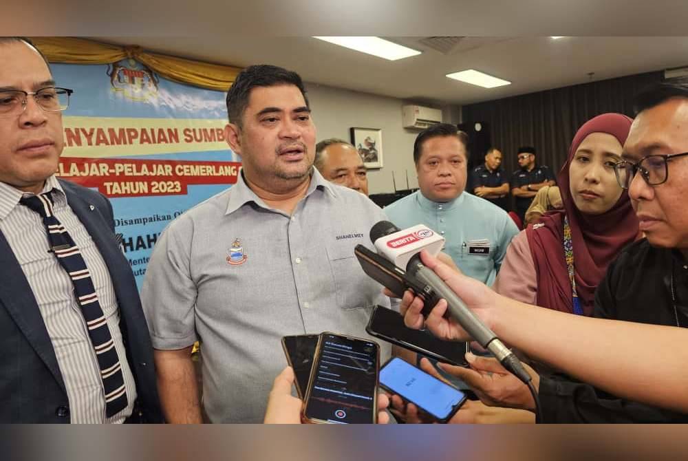 Shahelmey (dua dari kiri) ketika ditemui pemberita selepas Majlis Penyampaian Sumbangan Pelajar Cemerlang Sijil Pelajaran Malaysia (SPM) 2023 di Putatan.