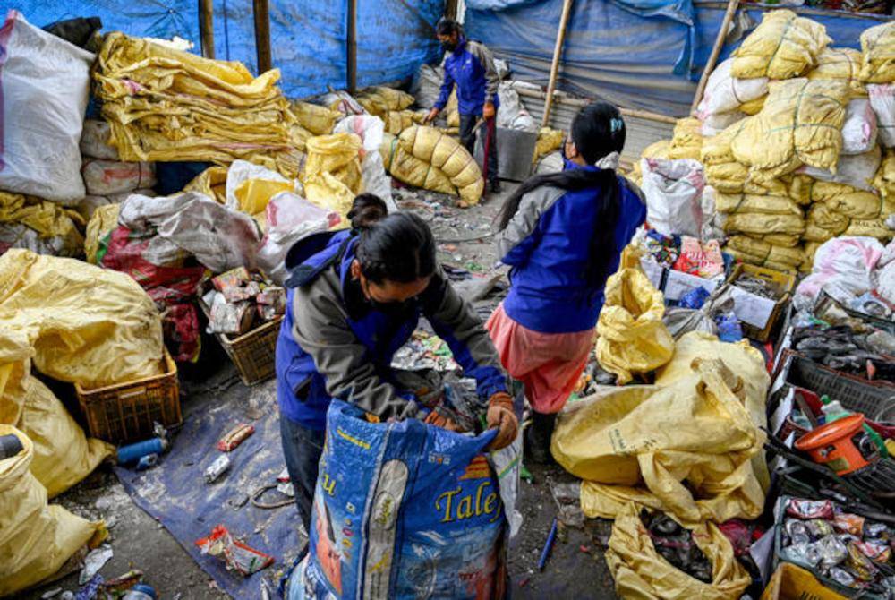 Sampah-sarap yang dibawa turun dari Everest diasingkan di sebuah kemudahan di Kathmandu. Foto Agensi